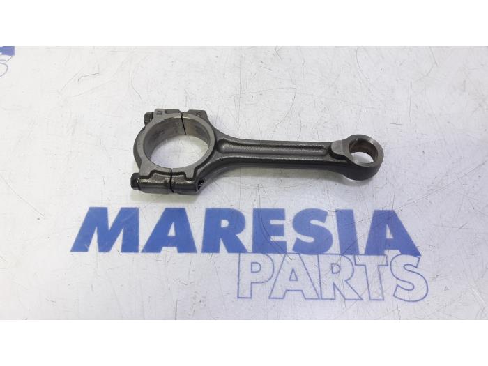 Used Piston Renault Clio IV (5R) 0.9 Energy TCE 90 12V Price € 25,00 Margin scheme offered by Maresia Parts