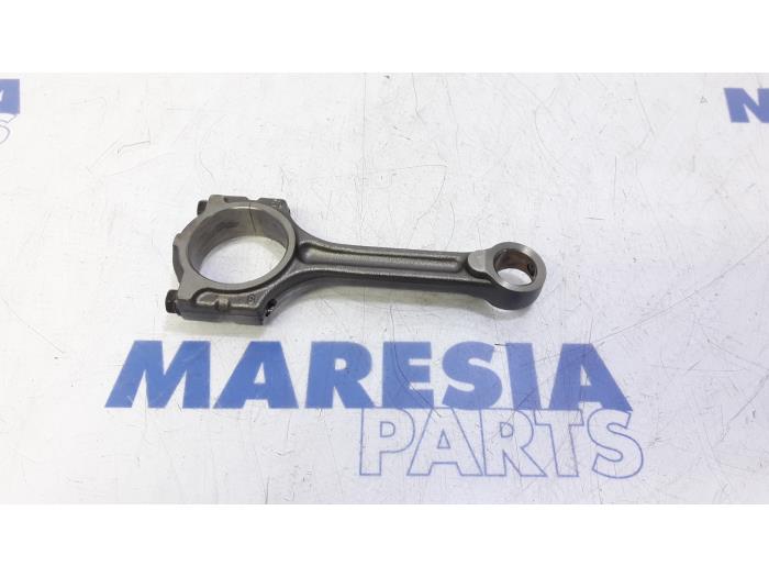 Used Piston Renault Clio IV (5R) 0.9 Energy TCE 90 12V Price € 25,00 Margin scheme offered by Maresia Parts