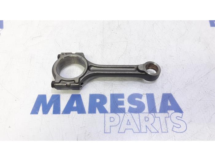 Used Piston Renault Clio IV (5R) 0.9 Energy TCE 90 12V Price € 25,00 Margin scheme offered by Maresia Parts