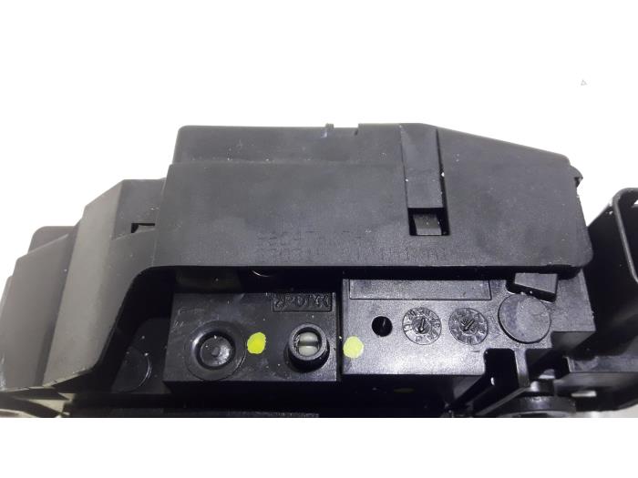 Tailgate lock mechanism from a Citroën C4 Picasso (3D/3E) 1.6 BlueHDI 120 2015