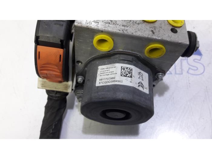 ABS pump from a Citroën C4 Picasso (3D/3E) 1.6 BlueHDI 120 2015