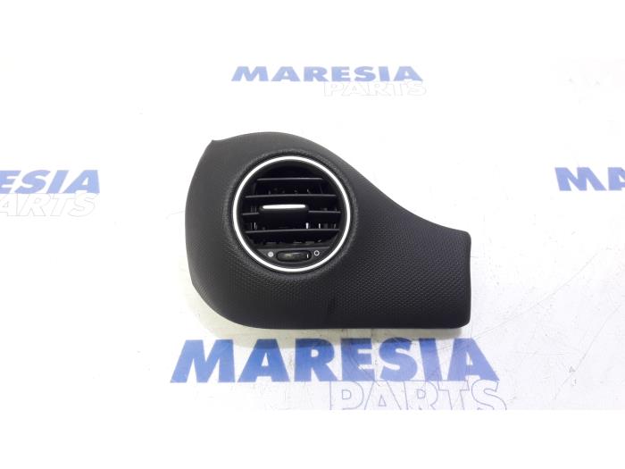 Begagnade Luftmunstycke, instrumentbräda Fiat Punto III (199) 1.3 JTD Multijet 80 16V Pris € 25,00 Marginaltabell erbjuds av Maresia Parts