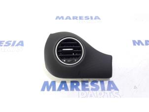 Usados Rejilla de aire de salpicadero Fiat Punto III (199) 1.3 JTD Multijet 80 16V Precio € 25,00 Norma de margen ofrecido por Maresia Parts