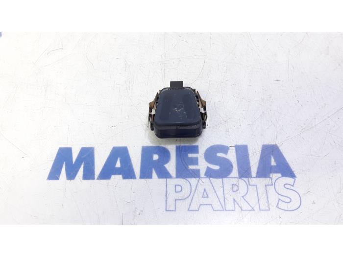 Begagnade Regnsensor Peugeot 2008 (CU) 1.2 12V e-THP PureTech 110 Pris € 20,00 Marginaltabell erbjuds av Maresia Parts