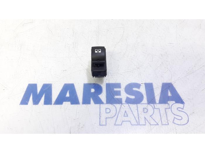 Gebrauchte Schalter Peugeot 2008 (CU) 1.2 12V e-THP PureTech 110 Preis € 25,00 Margenregelung angeboten von Maresia Parts