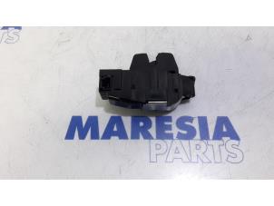 Used Tailgate lock mechanism Citroen Berlingo Multispace 1.6i Price € 25,00 Margin scheme offered by Maresia Parts