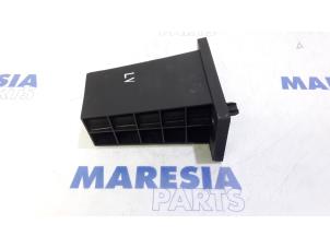 Używane Rama zderzaka przód Citroen C4 Picasso (UD/UE/UF) 2.0 HDiF 16V 135 Cena € 25,00 Procedura marży oferowane przez Maresia Parts