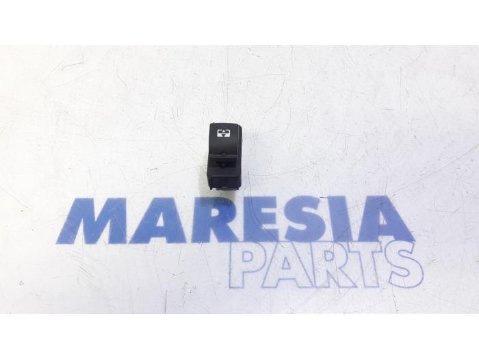 Gebrauchte Schalter Peugeot 2008 (CU) 1.2 12V e-THP PureTech 110 Preis € 25,00 Margenregelung angeboten von Maresia Parts