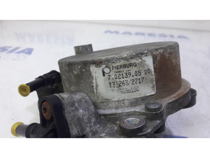 Vacuum pump (diesel) from a Peugeot Expert (G9) 2.0 HDiF 16V 130 2012