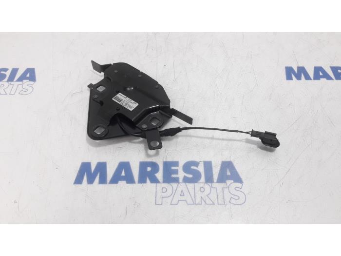 Używane Blokada dachu cabrio Peugeot 207 CC (WB) 1.6 16V Cena € 59,99 Procedura marży oferowane przez Maresia Parts