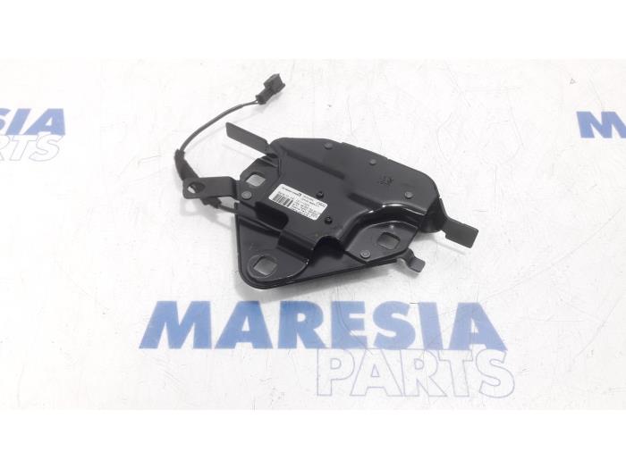 Używane Blokada dachu cabrio Peugeot 207 CC (WB) 1.6 16V Cena € 59,99 Procedura marży oferowane przez Maresia Parts