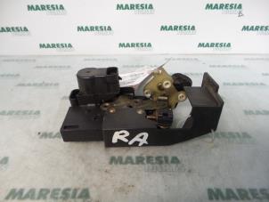 Używane Mechanizm blokady drzwi prawych tylnych wersja 4-drzwiowa Alfa Romeo 156 (932) 1.8 Twin Spark 16V Cena € 25,00 Procedura marży oferowane przez Maresia Parts