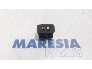 Used AUX / USB connection Renault Trafic New (FL) 2.0 dCi 16V 115 Price € 30,25 Inclusive VAT offered by Maresia Parts