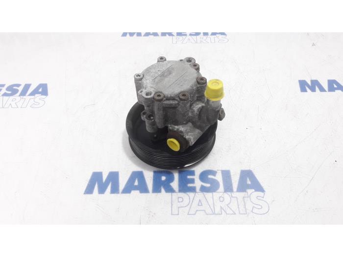 Power steering pump from a Renault Trafic New (FL) 2.0 dCi 16V 115 2012