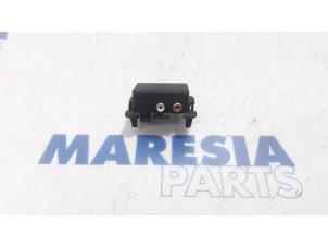 Gebrauchte AUX / USB-Anschluss Peugeot Partner Tepee (7A/B/C/D/E/F/G/J/P/S) 1.6 HDI 75 16V Preis € 12,10 Mit Mehrwertsteuer angeboten von Maresia Parts