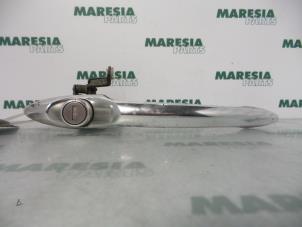 Używane Uchwyt drzwi prawych przednich wersja 4-drzwiowa Alfa Romeo 156 (932) 2.0 Twin Spark 16V Cena € 25,00 Procedura marży oferowane przez Maresia Parts