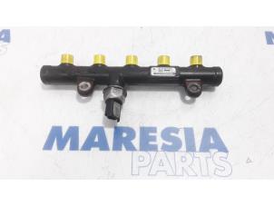 Used Fuel injector nozzle Peugeot 307 CC (3B) 2.0 HDIF 16V Price € 50,00 Margin scheme offered by Maresia Parts