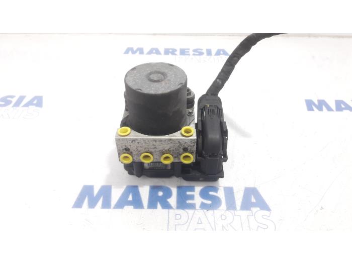 Używane Pompa ABS Renault Trafic New (FL) 2.0 dCi 16V 115 Cena € 181,50 Z VAT oferowane przez Maresia Parts