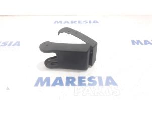 Used Rear door hinge, right Peugeot Expert (G9) 2.0 HDi 120 Price € 25,00 Margin scheme offered by Maresia Parts