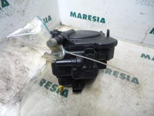 Używane Obudowa filtra paliwa Peugeot Partner 1.6 HDI 75 Cena € 42,35 Z VAT oferowane przez Maresia Parts