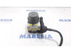 Used ABS pump Renault Clio III (BR/CR) 2.0 16V GT Price € 65,00 Margin scheme offered by Maresia Parts