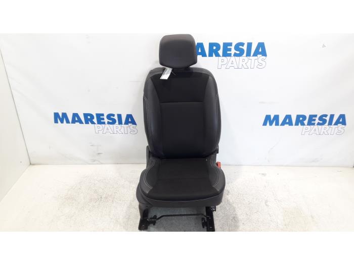Używane Fotel prawy Renault Clio III (BR/CR) 2.0 16V GT Cena € 75,00 Procedura marży oferowane przez Maresia Parts