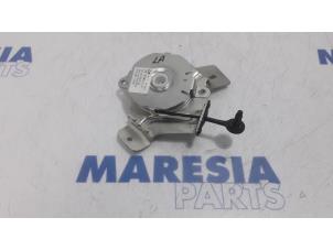 Used Tailgate hinge Peugeot 3008 I (0U/HU) 1.6 VTI 16V Price € 25,00 Margin scheme offered by Maresia Parts