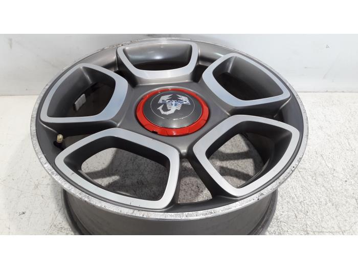 Wheel from a Abarth 500/595/695 1.4 T-Jet 16V 2009