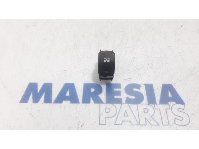 Usados Interruptor Peugeot 3008 I (0U/HU) 1.6 VTI 16V Precio € 14,99 Norma de margen ofrecido por Maresia Parts