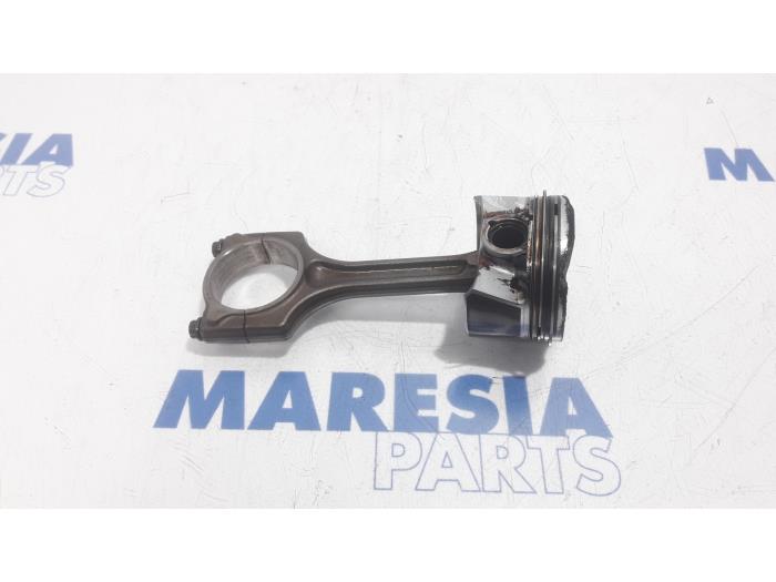 Usagé Piston Citroen DS4 (NX) 1.6 16V THP Racing Prix € 50,00 Règlement à la marge proposé par Maresia Parts