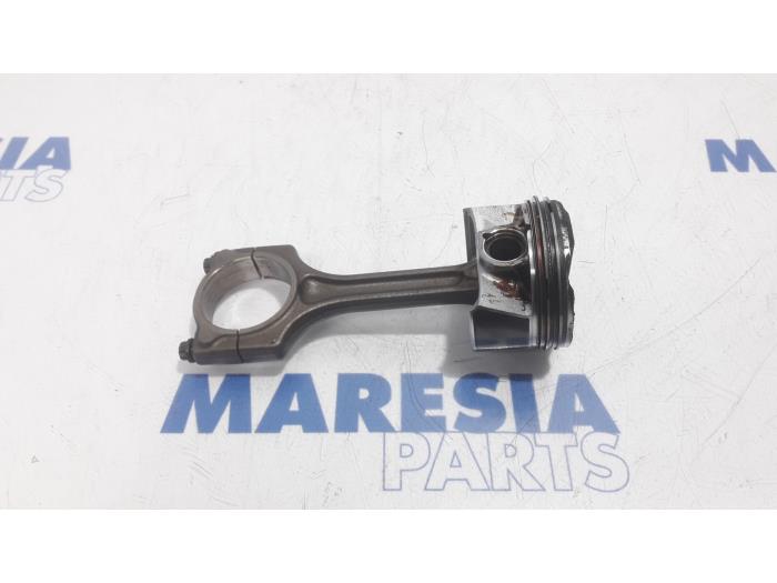 Usagé Piston Citroen DS4 (NX) 1.6 16V THP Racing Prix € 50,00 Règlement à la marge proposé par Maresia Parts