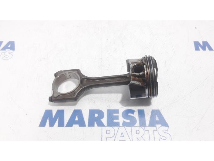 Usagé Piston Citroen DS4 (NX) 1.6 16V THP Racing Prix € 50,00 Règlement à la marge proposé par Maresia Parts