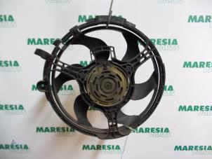 Usagé Ventilateur moteur Fiat Stilo (192A/B) 1.6 16V Prix € 35,00 Règlement à la marge proposé par Maresia Parts