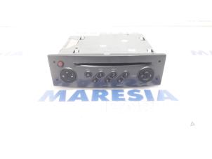 Used Radio CD player Renault Clio III (BR/CR) 2.0 16V GT Price € 75,00 Margin scheme offered by Maresia Parts
