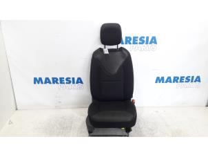 Używane Fotel prawy Renault Clio IV (5R) 0.9 Energy TCE 90 12V Cena € 105,00 Procedura marży oferowane przez Maresia Parts