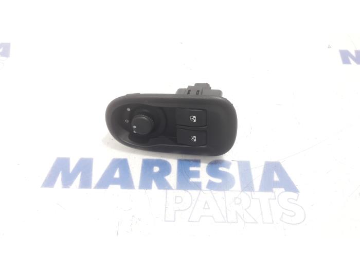 Usados Interruptor combinado de ventanillas Renault Kangoo Be Bop (KW) 1.5 dCi 90 FAP Precio € 30,24 IVA incluido ofrecido por Maresia Parts