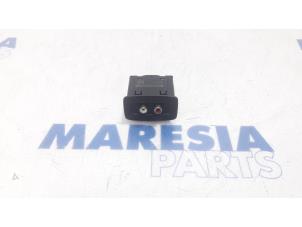 Used AUX / USB connection Renault Kangoo Be Bop (KW) 1.5 dCi 90 FAP Price € 30,25 Inclusive VAT offered by Maresia Parts