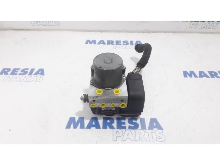 Usagé Bloc ABS Peugeot 308 CC (4B) 2.0 HDiF 16V Prix € 131,25 Règlement à la marge proposé par Maresia Parts