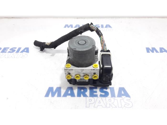Używane Pompa ABS Citroen Jumpy (G9) 2.0 HDiF 16V 125 Cena € 151,25 Z VAT oferowane przez Maresia Parts