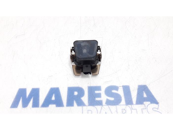 Begagnade Regnsensor Peugeot 508 (8D) 1.6 THP 16V Pris € 20,00 Marginaltabell erbjuds av Maresia Parts
