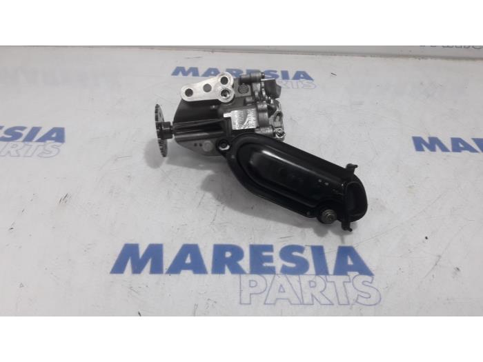 Używane Pompa oleju Renault Trafic New (FL) 2.0 dCi 16V 115 Cena € 90,75 Z VAT oferowane przez Maresia Parts