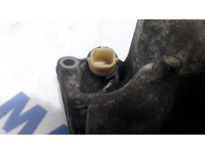 Oil filter holder from a Renault Trafic New (FL) 2.0 dCi 16V 115 2012