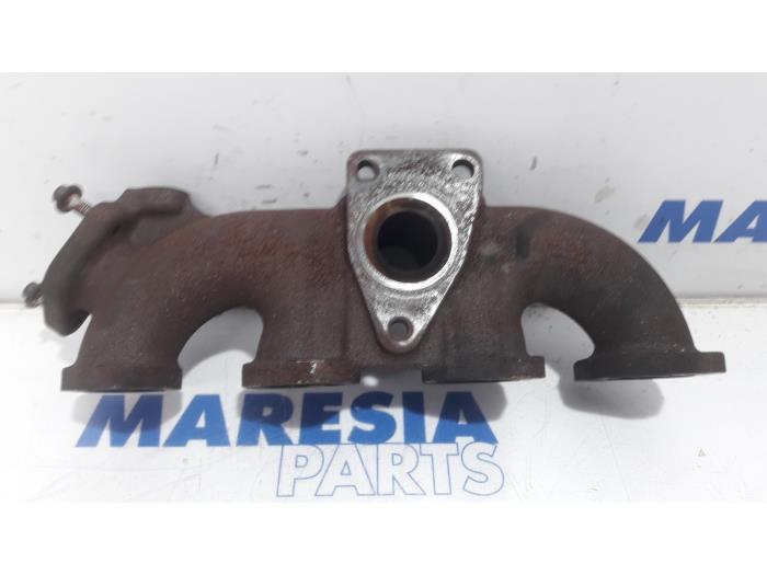 Exhaust manifold from a Renault Trafic New (FL) 2.0 dCi 16V 115 2012