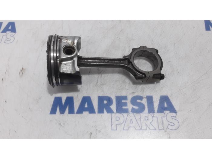 Used Piston Renault Koleos I 2.5 16V Price € 75,00 Margin scheme offered by Maresia Parts
