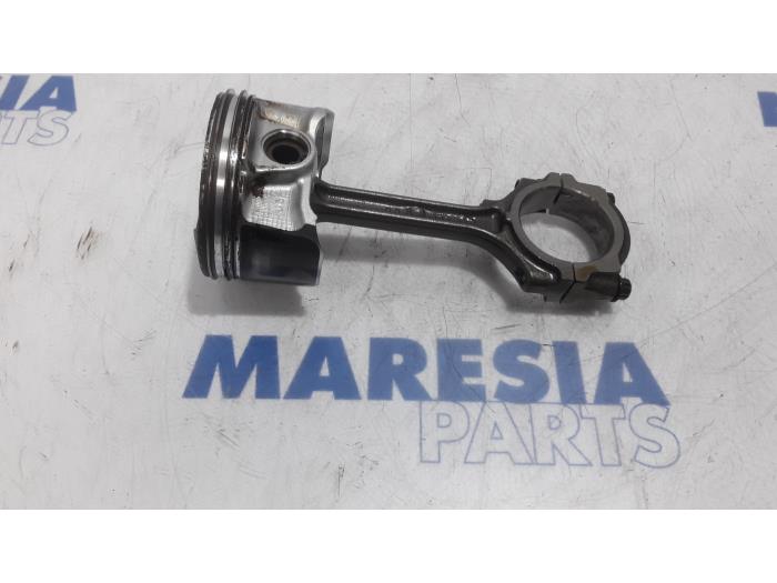 Used Piston Renault Koleos I 2.5 16V Price € 75,00 Margin scheme offered by Maresia Parts