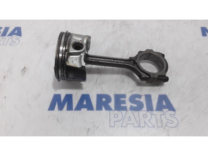 Used Piston Renault Koleos I 2.5 16V Price € 75,00 Margin scheme offered by Maresia Parts