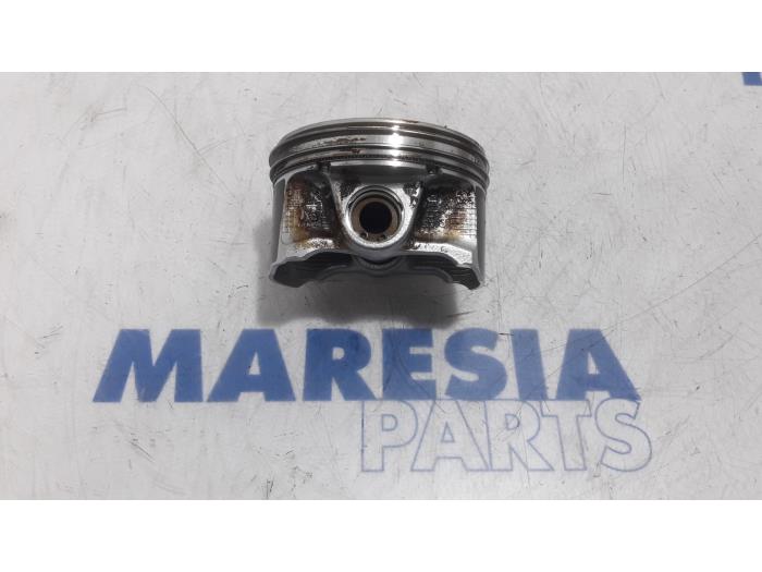Used Piston Renault Koleos I 2.5 16V Price € 75,00 Margin scheme offered by Maresia Parts