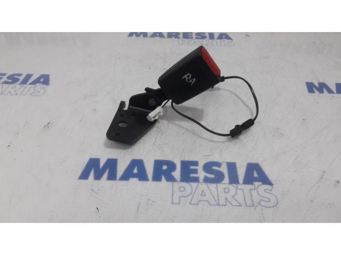 Rear seatbelt buckle, right from a Peugeot 508 SW (8E/8U) 2.0 HDiF 16V Autom. 2011