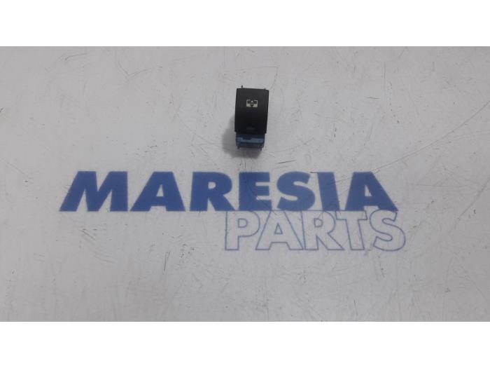 Usados Interruptor Peugeot 5008 I (0A/0E) 1.6 VTI 16V Precio € 14,99 Norma de margen ofrecido por Maresia Parts