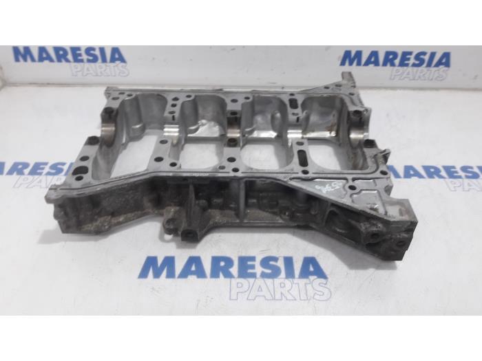 Used Engine crankcase Renault Koleos I 2.5 16V Price € 75,00 Margin scheme offered by Maresia Parts